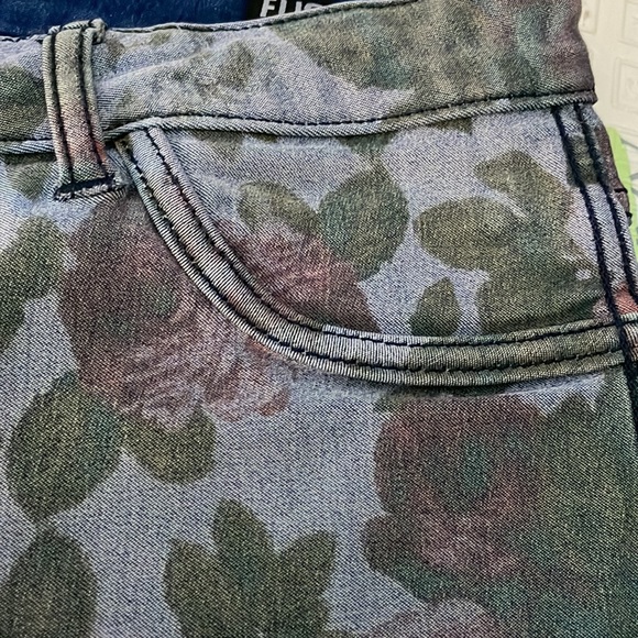 Reversible stretchy daisy dukes - Picture 7 of 8